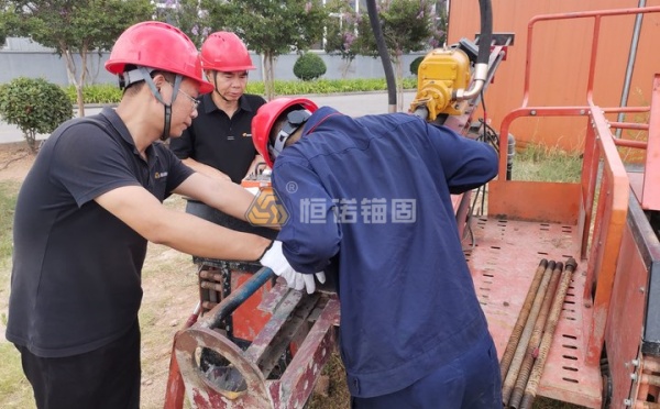 錨固裝備公司進行施工裝備安全培訓以及隱患排查整改